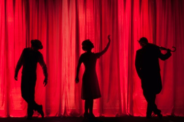 Plonger dans l'univers de Broadway, les spectacles incontournables et les succès mondiaux de la comédie musicale.