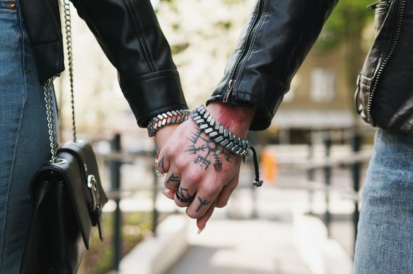 De l'industrie à la mode : L'essence de l'élégance masculine avec les bracelets en acier pour Hommes